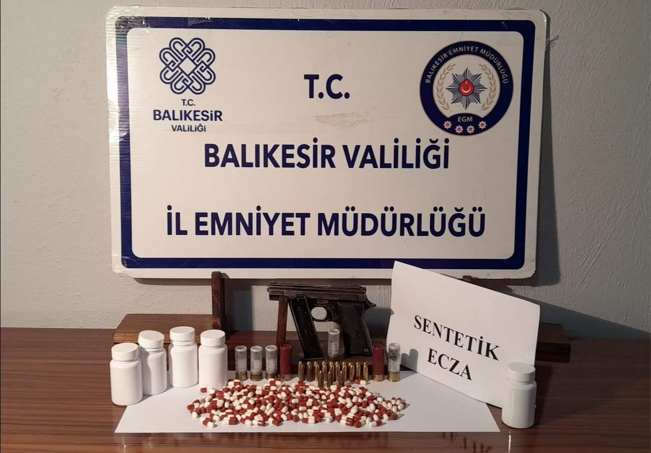 Gönen polisi uyuşturucu ve ruhsatsız silaha geçit vermedi