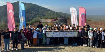 Vefat eden öğretmenleri için fidan diktiler