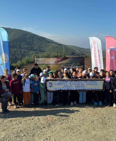 Vefat eden öğretmenleri için fidan diktiler