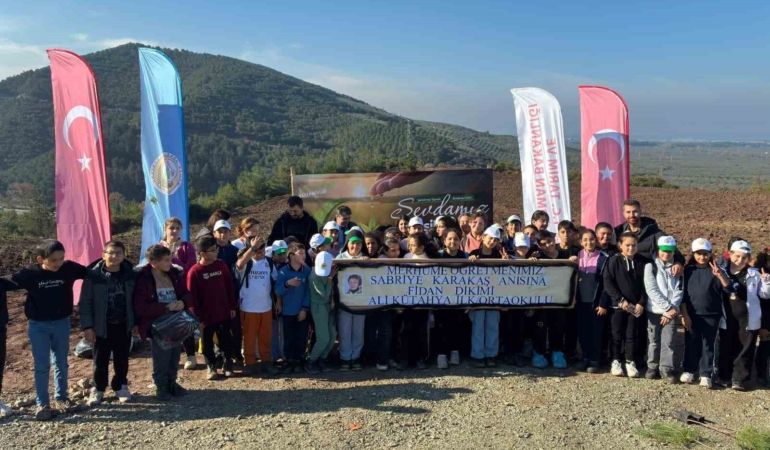 Vefat eden öğretmenleri için fidan diktiler