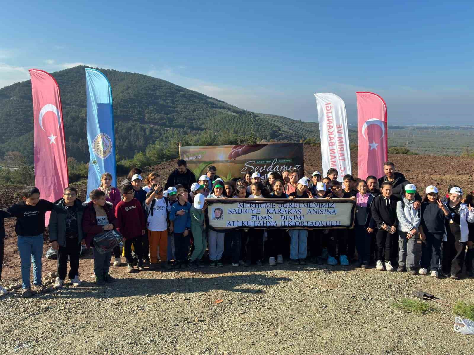 Vefat eden öğretmenleri için fidan diktiler