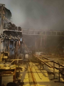 Sanayi sitesinde üretim atölyesi alevlere teslim oldu