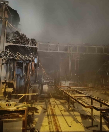 Sanayi sitesinde üretim atölyesi alevlere teslim oldu