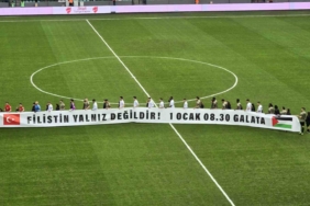 Kocaelispor-Erzurumspor maçında takımlar sahaya Filistin pankartıyla çıktı