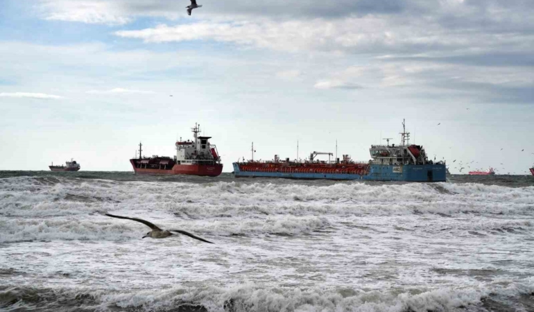 İstanbul’da birbirine temas eden tankerlerden biri kurtarıldı