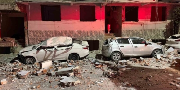 Zeytinburnu’nda kentsel dönüşümdeki binadan düşen parçalar, 3 otomobili hurdaya çevirdi