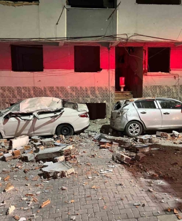 Zeytinburnu’nda kentsel dönüşümdeki binadan düşen parçalar, 3 otomobili hurdaya çevirdi