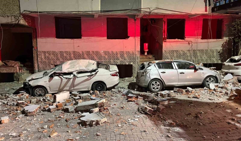 Zeytinburnu’nda kentsel dönüşümdeki binadan düşen parçalar, 3 otomobili hurdaya çevirdi