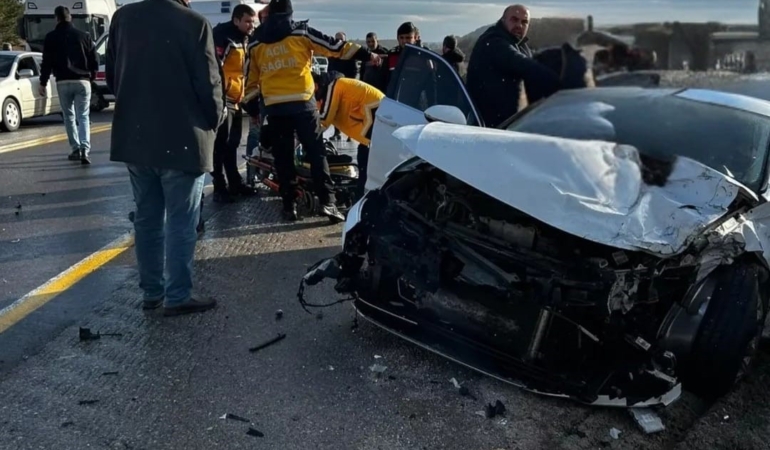 Kırklareli’de sınır kapısı yolunda iki otomobil çarpıştı: 5 yaralı