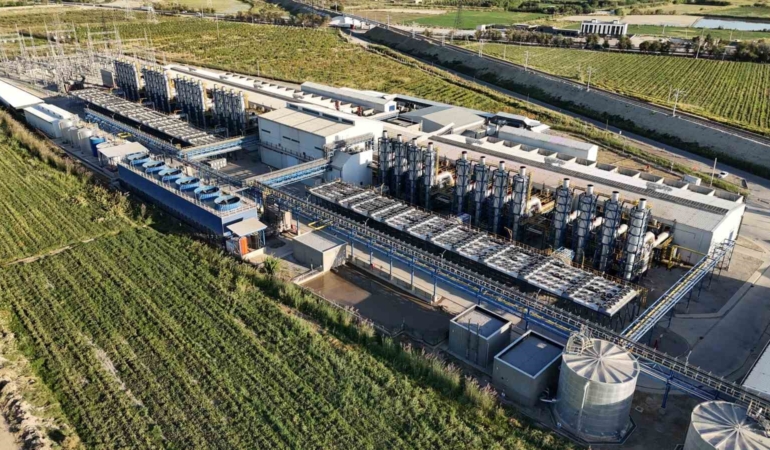 Aksa Enerji, Özbekistan’da 50 yıllık bir okulun spor salonunu yeniledi