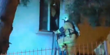 Bursa’da korkutan yangın: İtfaiye ekipleri camı kırıp içeri girdi