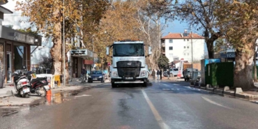 Sındırgı’da hasarlı binaların yıkımı sonrası temizlik çalışmaları sürüyor