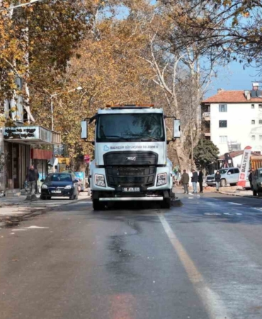 Sındırgı’da hasarlı binaların yıkımı sonrası temizlik çalışmaları sürüyor