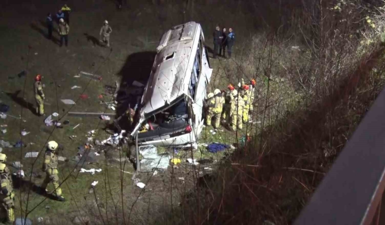 Esenyurt’ta servis minibüsü şarampole yuvarlandı: 2 ölü, 9 yaralı