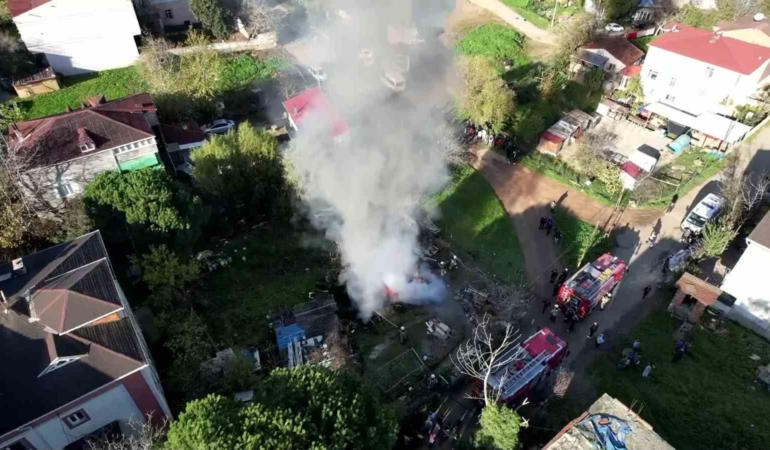 Tuzla’da gecekonduda yangın: Alevler gökyüzünü kapladı