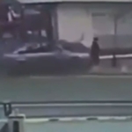 Şişli’de otomobilin yayaların arasına daldığı anlar kamerada