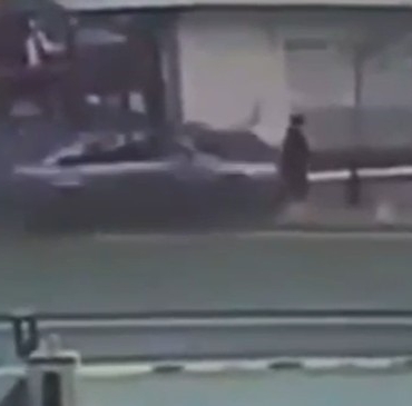 Şişli’de otomobilin yayaların arasına daldığı anlar kamerada