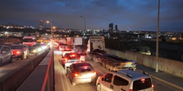 Beylikdüzü Ambarlı’da eylem yapan tır şoförleri nedeniyle trafik durma noktasına geldi