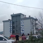 Çalıştığı firmadan alacağını alamadığını iddia eden işçi çatıya çıktı