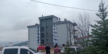 Çalıştığı firmadan alacağını alamadığını iddia eden işçi çatıya çıktı