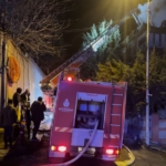 Arnavutköy’de 4 katlı binanın bacasında korkutan yangın