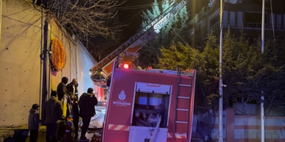 Arnavutköy’de 4 katlı binanın bacasında korkutan yangın