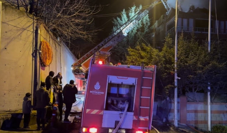 Arnavutköy’de 4 katlı binanın bacasında korkutan yangın