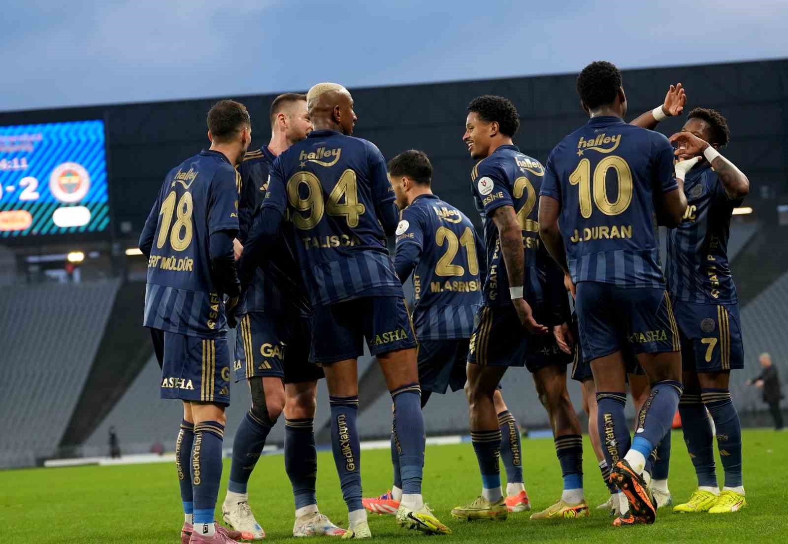 Fenerbahçe, ligde ilk yarıyı namağlup kapattı