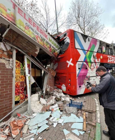 İmdat freni boşalan öğrenci otobüsü manava daldı...