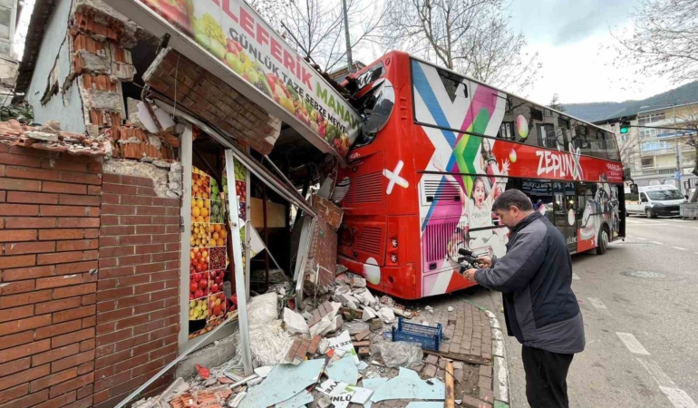 İmdat freni boşalan öğrenci otobüsü manava daldı...