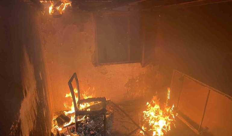 Bursa’da terk edilen evde çıkan yangın paniğe neden oldu