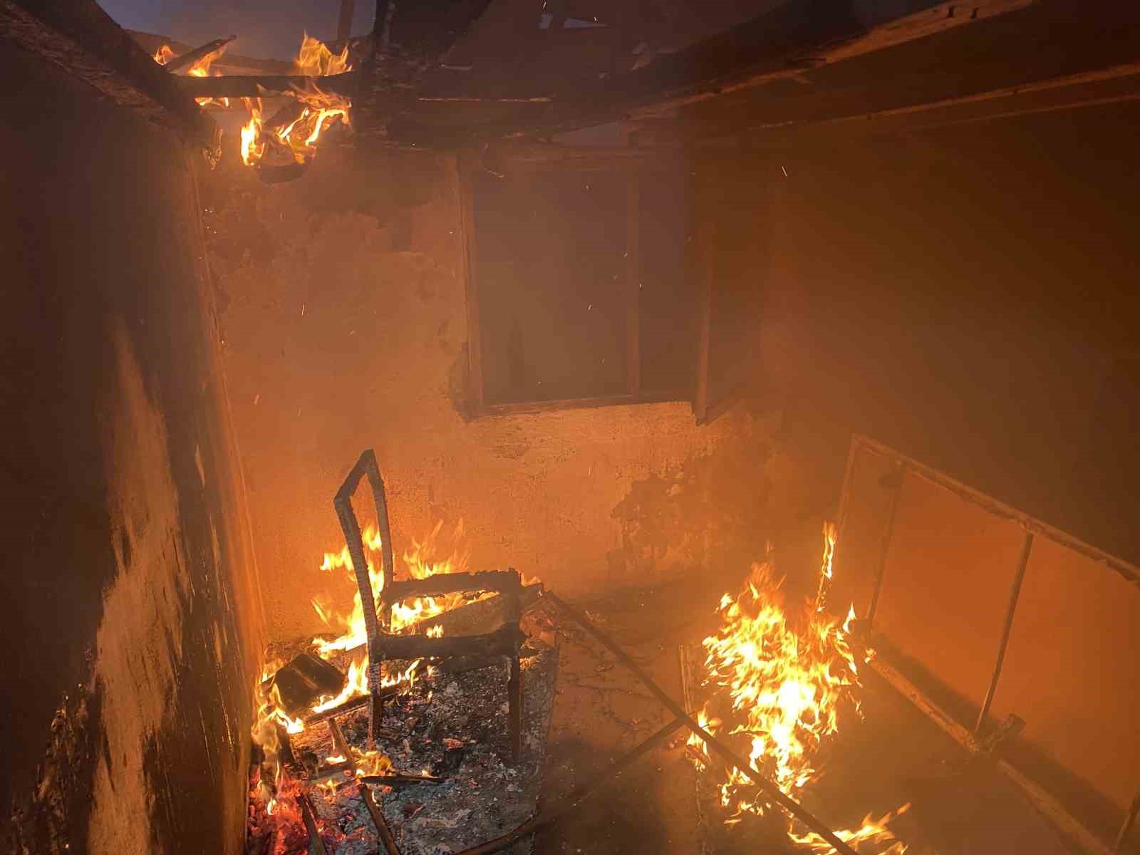 Bursa’da terk edilen evde çıkan yangın paniğe neden oldu