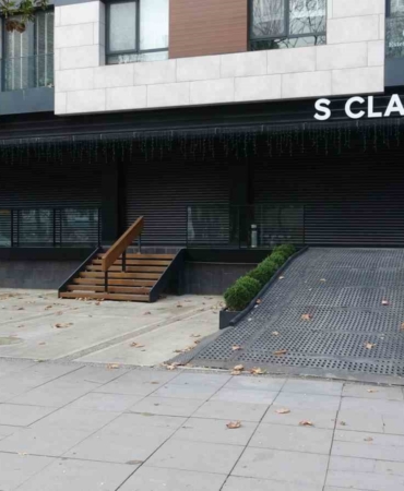 Kadıköy’de lüks oto galerisi boşaltıldı: 11 milyar TL’lik vurgun iddiası