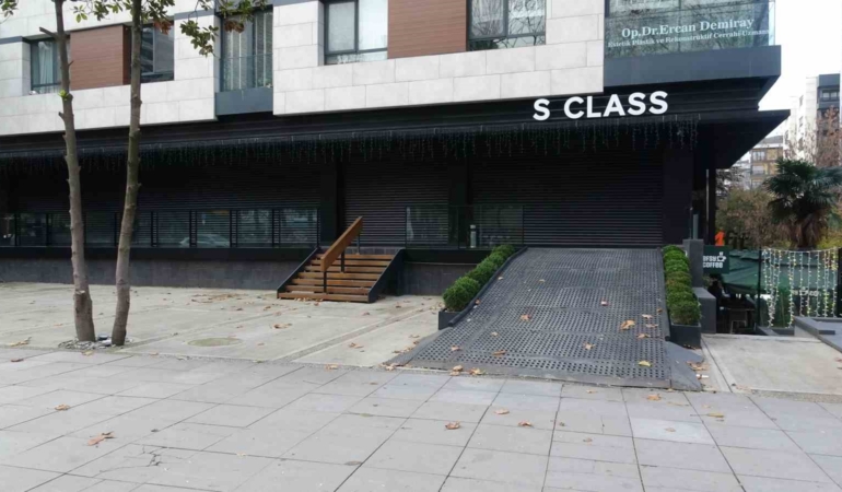 Kadıköy’de lüks oto galerisi boşaltıldı: 11 milyar TL’lik vurgun iddiası