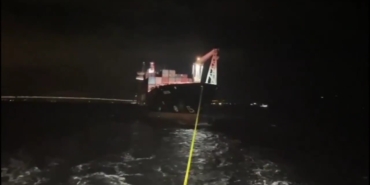 Çanakkale Boğazı’ndan geçen konteyner gemisi makine arızası nedeniyle demirletildi