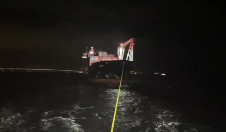 Çanakkale Boğazı’ndan geçen konteyner gemisi makine arızası nedeniyle demirletildi