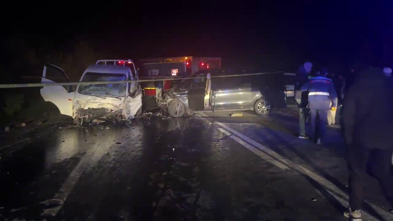 Panelvan ile kamyonet çapıştı: 1 ölü, 3 yaralı