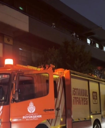 Küçükçekmece’de bir iş yerinin havalandırma bacasında yangın
