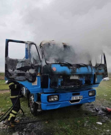 Edirne’de park halindeki kamyon alevlere teslim oldu