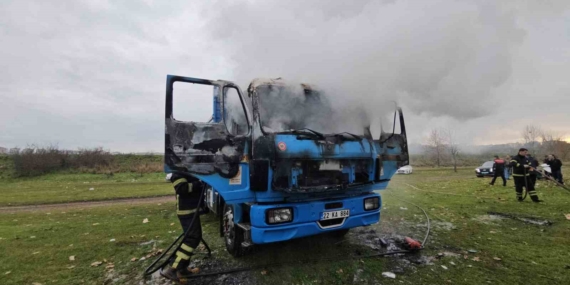 Edirne’de park halindeki kamyon alevlere teslim oldu