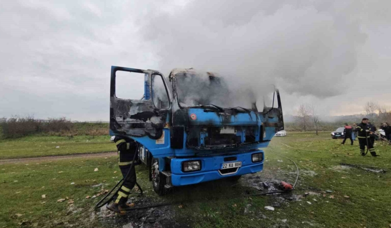 Edirne’de park halindeki kamyon alevlere teslim oldu