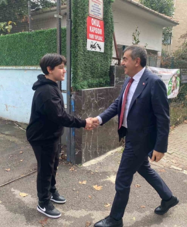 8’inci sınıf öğrencisinin davetine Bakan Tekin’den sürpriz ziyaret