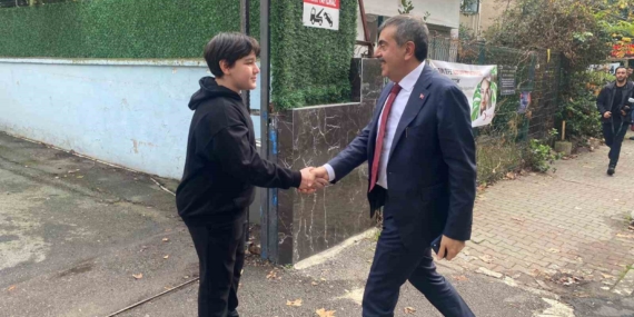 8’inci sınıf öğrencisinin davetine Bakan Tekin’den sürpriz ziyaret