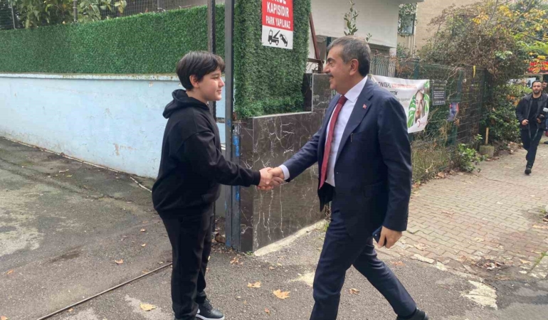 8’inci sınıf öğrencisinin davetine Bakan Tekin’den sürpriz ziyaret