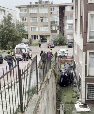 Avcılar’da ehliyetsiz sürücünün kullandığı otomobil apartmanın bahçesine uçtu: 2 yaralı