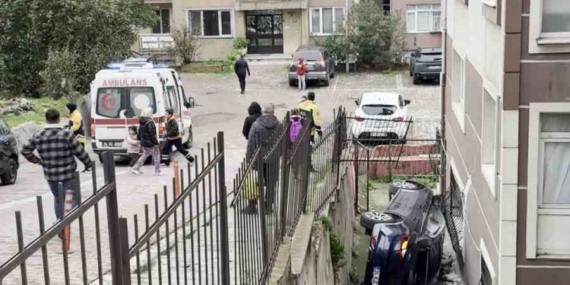 Avcılar’da ehliyetsiz sürücünün kullandığı otomobil apartmanın bahçesine uçtu: 2 yaralı