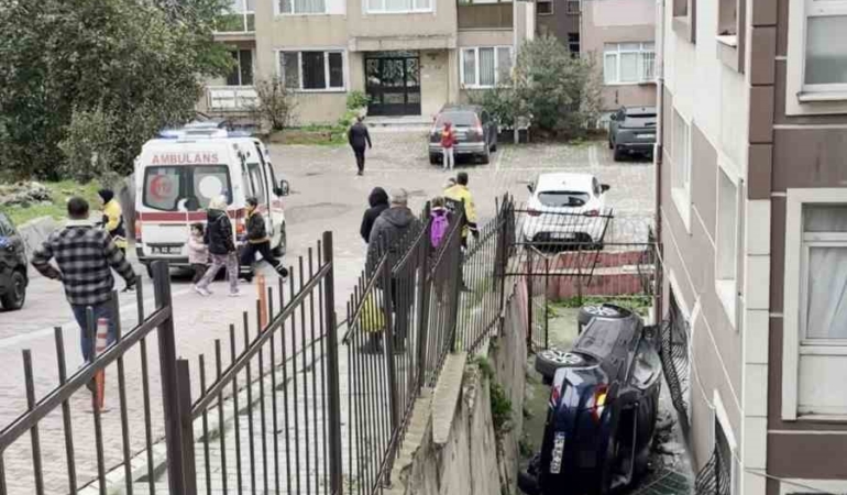 Avcılar’da ehliyetsiz sürücünün kullandığı otomobil apartmanın bahçesine uçtu: 2 yaralı