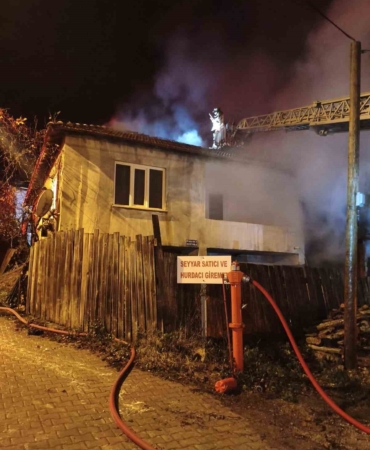 İnegöl’de samanlıkta başlayan yangın eve sıçradı