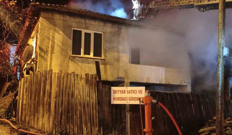 İnegöl’de samanlıkta başlayan yangın eve sıçradı