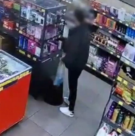 Esenler’de bir zincir markette hırsızlık: Vitrindeki cep telefonunu böyle çaldı